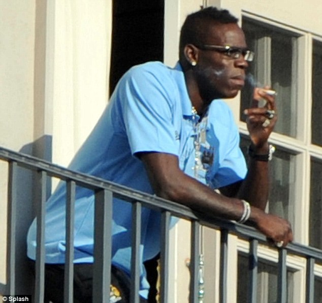 Mancini đã nổi giận vì Balotelli không nghỉ ngơi giữ sức cho trận đại chiến với Real và loại Balotelli ra khỏi đội hình ngay trước khi lên máy bay đến Madrid. Không những thế, Mancini đã chán ngấy với thói chơi bời không biết giữ mình của tiền đạo người đồng hương và dù đã được nhắc nhở rất nhiều lần nhưng Balotelli vẫn 'phì phèo' hút thuốc trêu ngươi cựu chiến lược gia Inter.